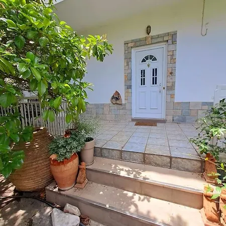20' From The Airport,20' From The Center Of * Athens