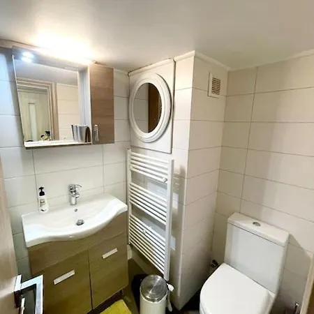 Apartment 20' From The Airport,20' From The Center Of *